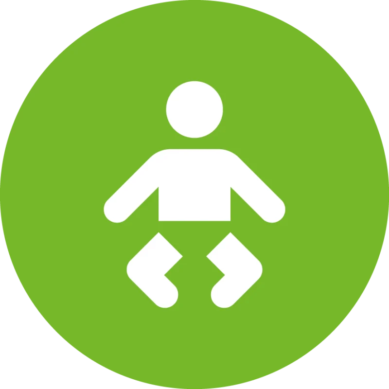 Weißes Piktogramm eines sitzenden Kindes mit ausgestreckten Armen und angewinkelten Beinen vor grünem Kreis – Symbol für Kinder, Spiel- oder Familienbereich.