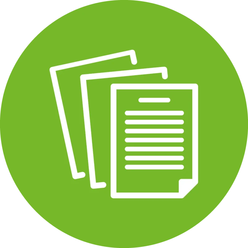 Weißes Piktogramm mit drei übereinanderliegenden Dokumentseiten auf grünem Kreis – steht für Unterlagen, Informationen oder Schriftverkehr.