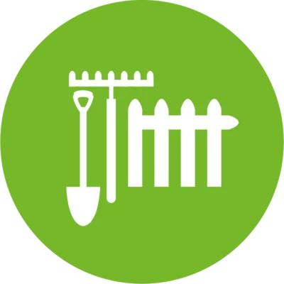 Weißes Piktogramm mit Spaten, Rechen und Gartenzaun auf grünem Kreis – steht für Gartenpflege, Außenanlagen und Grünflächenarbeit.