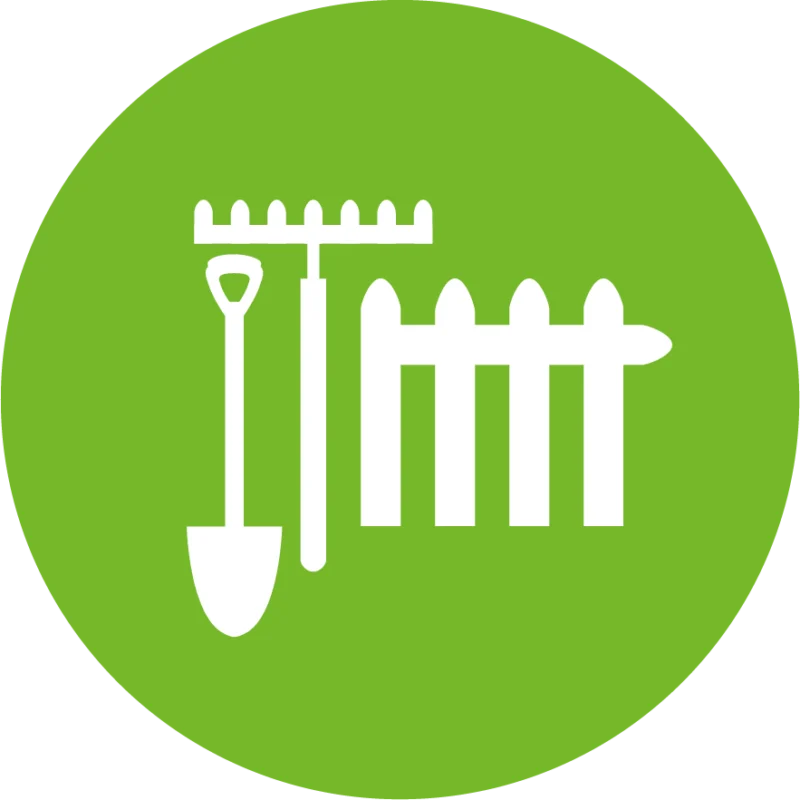 Weißes Piktogramm mit Spaten, Rechen und Gartenzaun auf grünem Kreis – steht für Gartenpflege, Außenanlagen und Grünflächenarbeit.